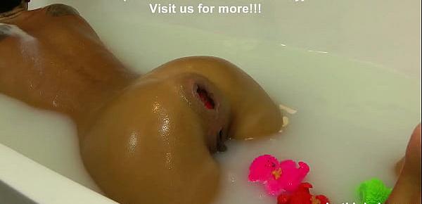  Anal, bears, prolapse, yoghurt, fisting… just Hotkinkyjo takig bath